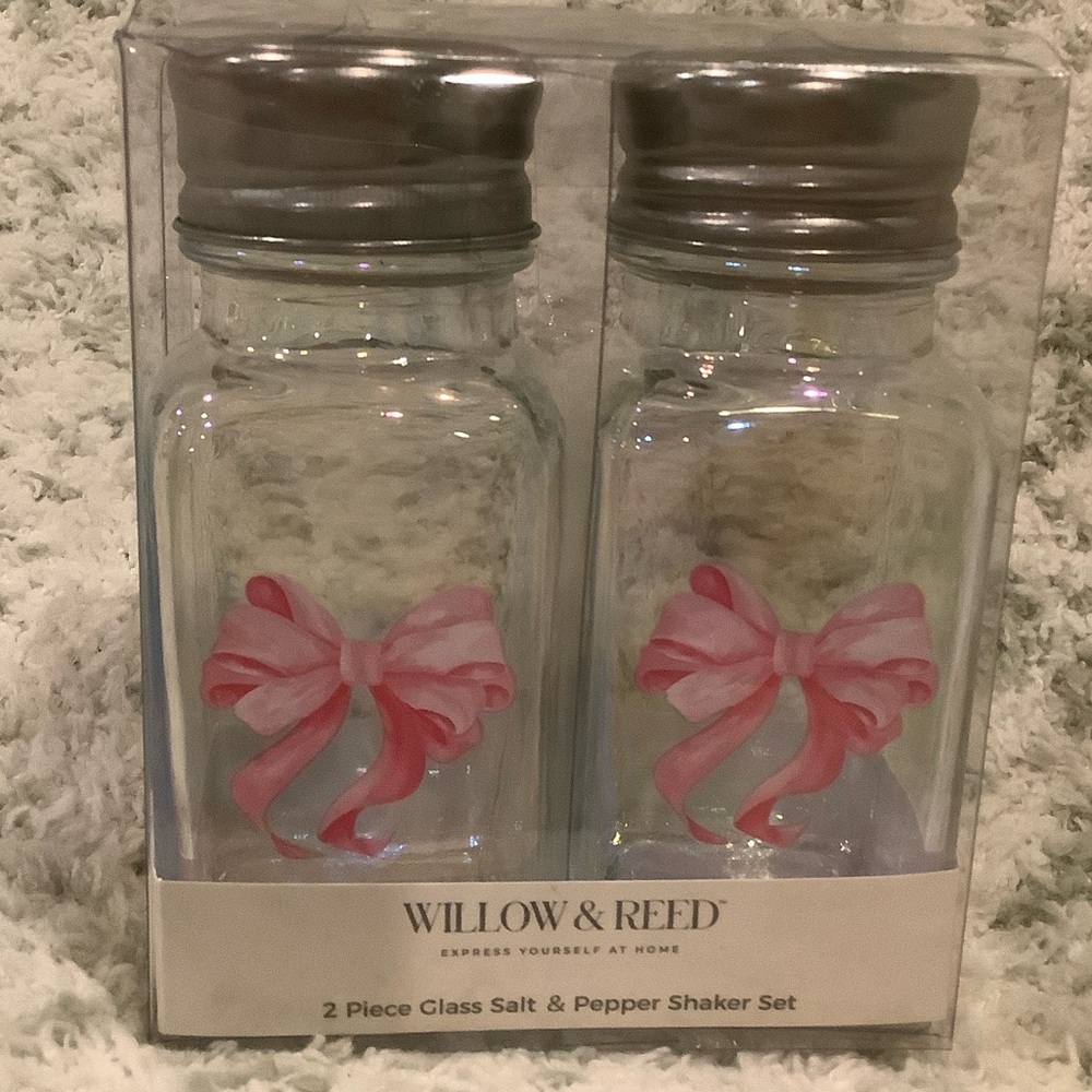 Willow & Reed Pink Ribbon Valentines Day Glass Salt Pepper Shaker Set NWT boxed - Picture 13 of 14